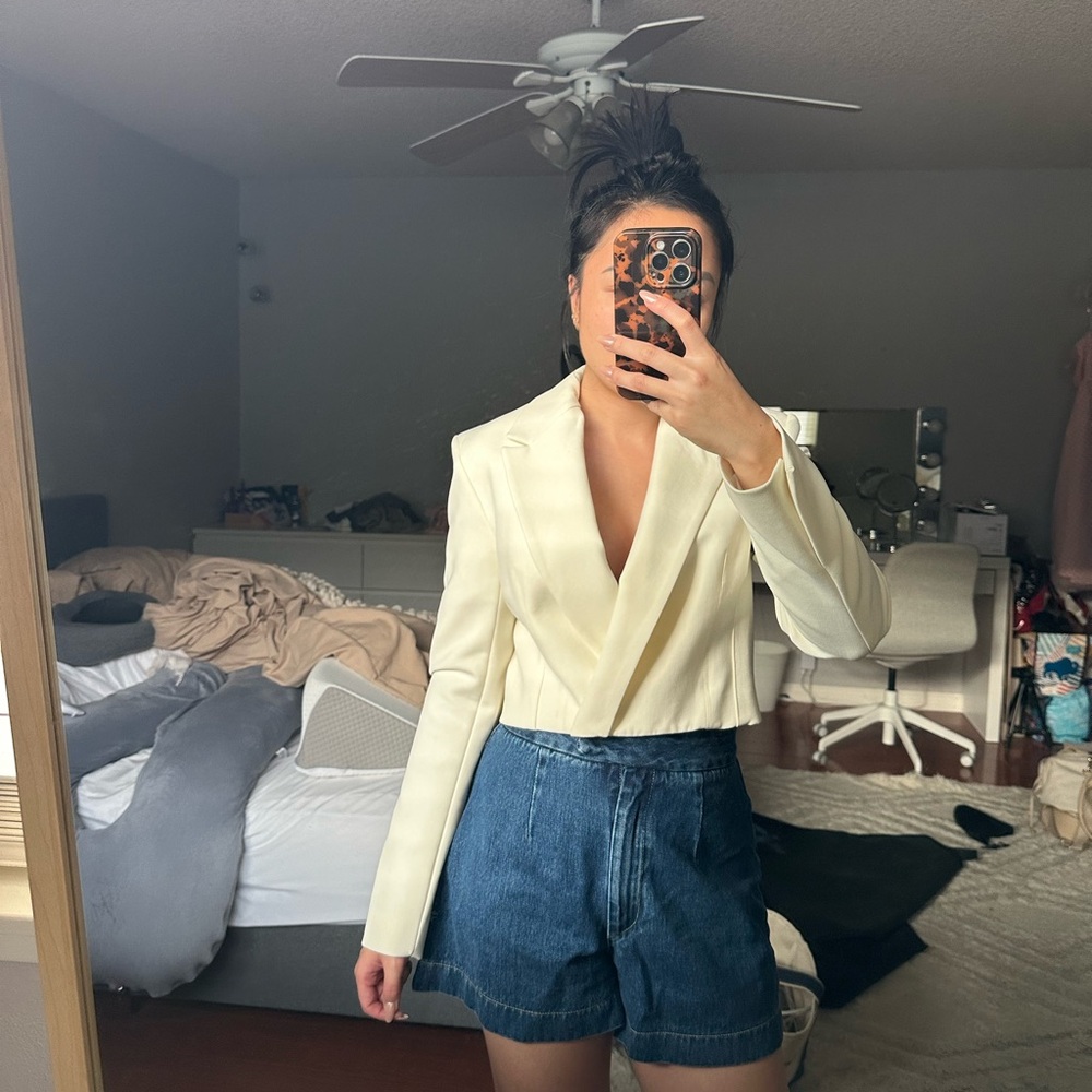 Zara Women's Elegant White Cropped Blazer